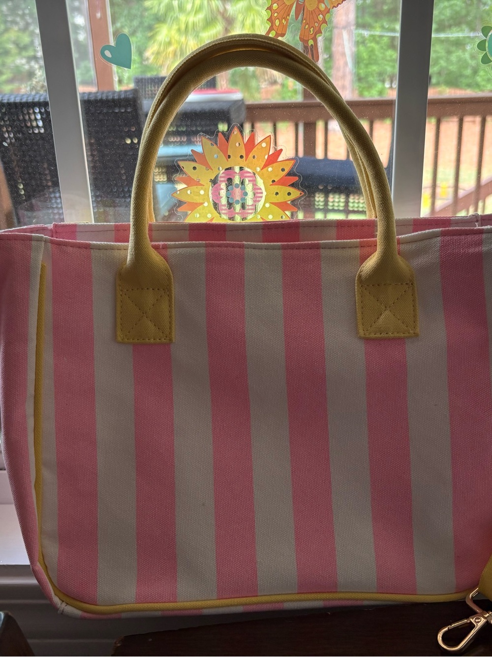 Sturdy canvas Pink White Striped Daisy Tote w/ Yellow Handles *new with tags* - Picture 2 of 3